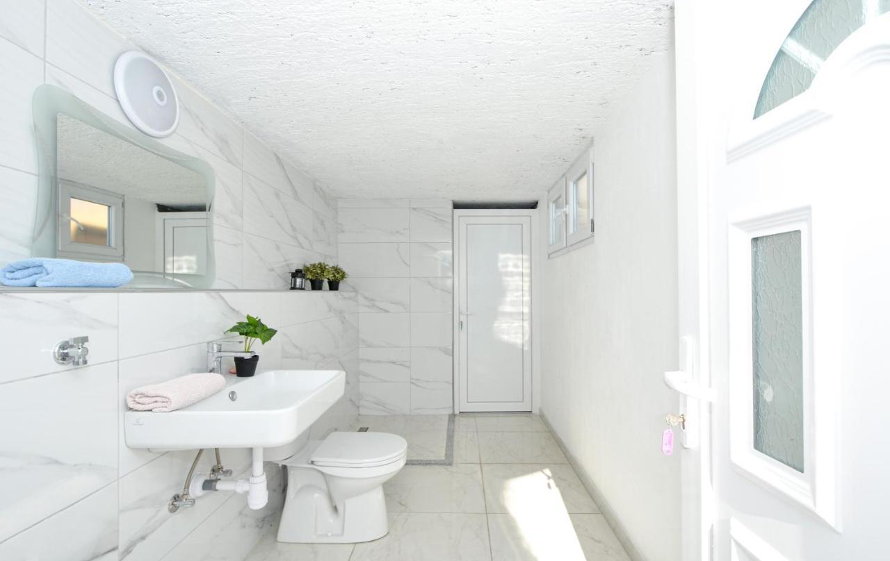 Apartment With Heated Pool And Sea View Trogir Zewnętrze zdjęcie